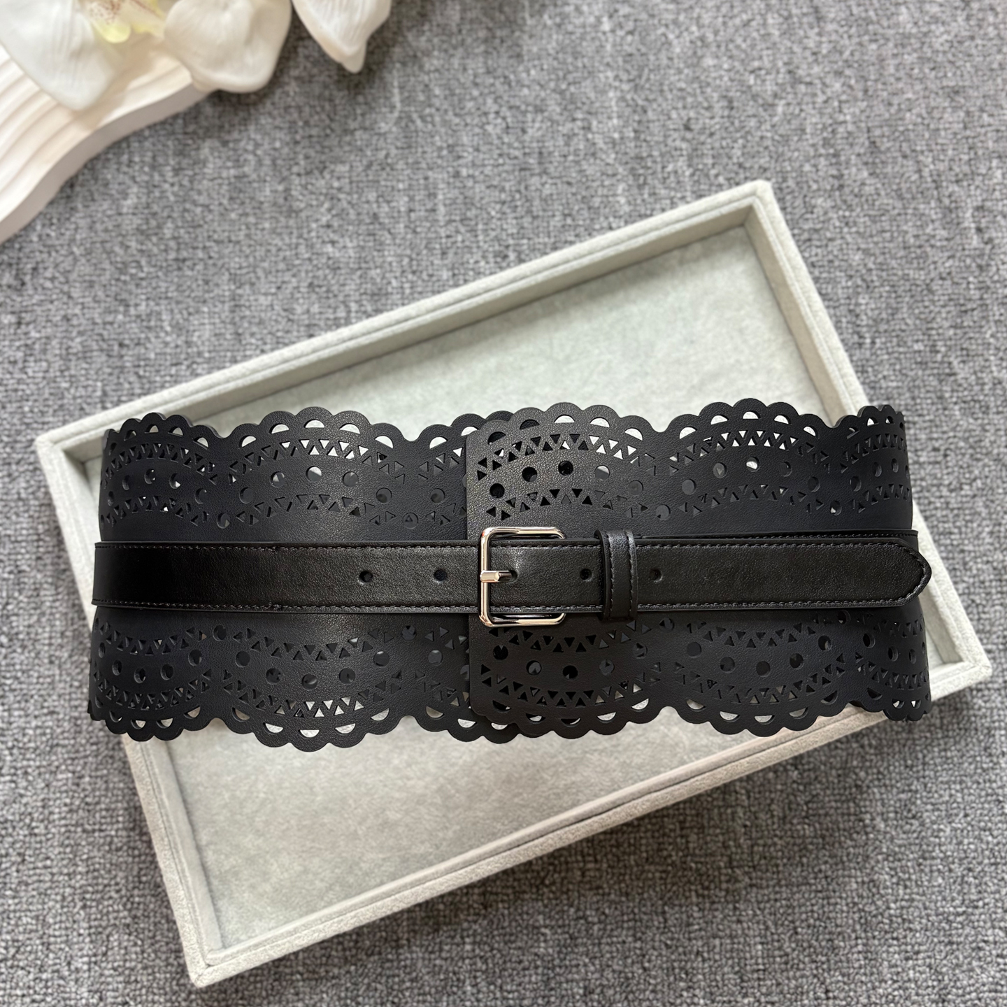 Uitgesneden gesneden lederen taillesluiting pin gesp lederen brede riem jurk taille geometrische decoratie zilveren gesp brede riem