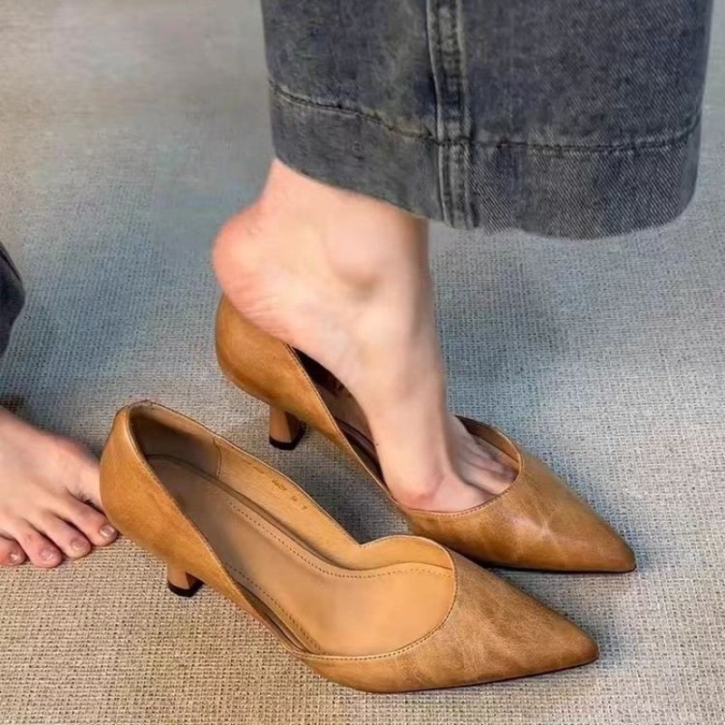 Sapatos únicos 2025 novo dedo do pé apontado oco boca rasa versátil francês deslizamento retro temperamento salto alto feminino