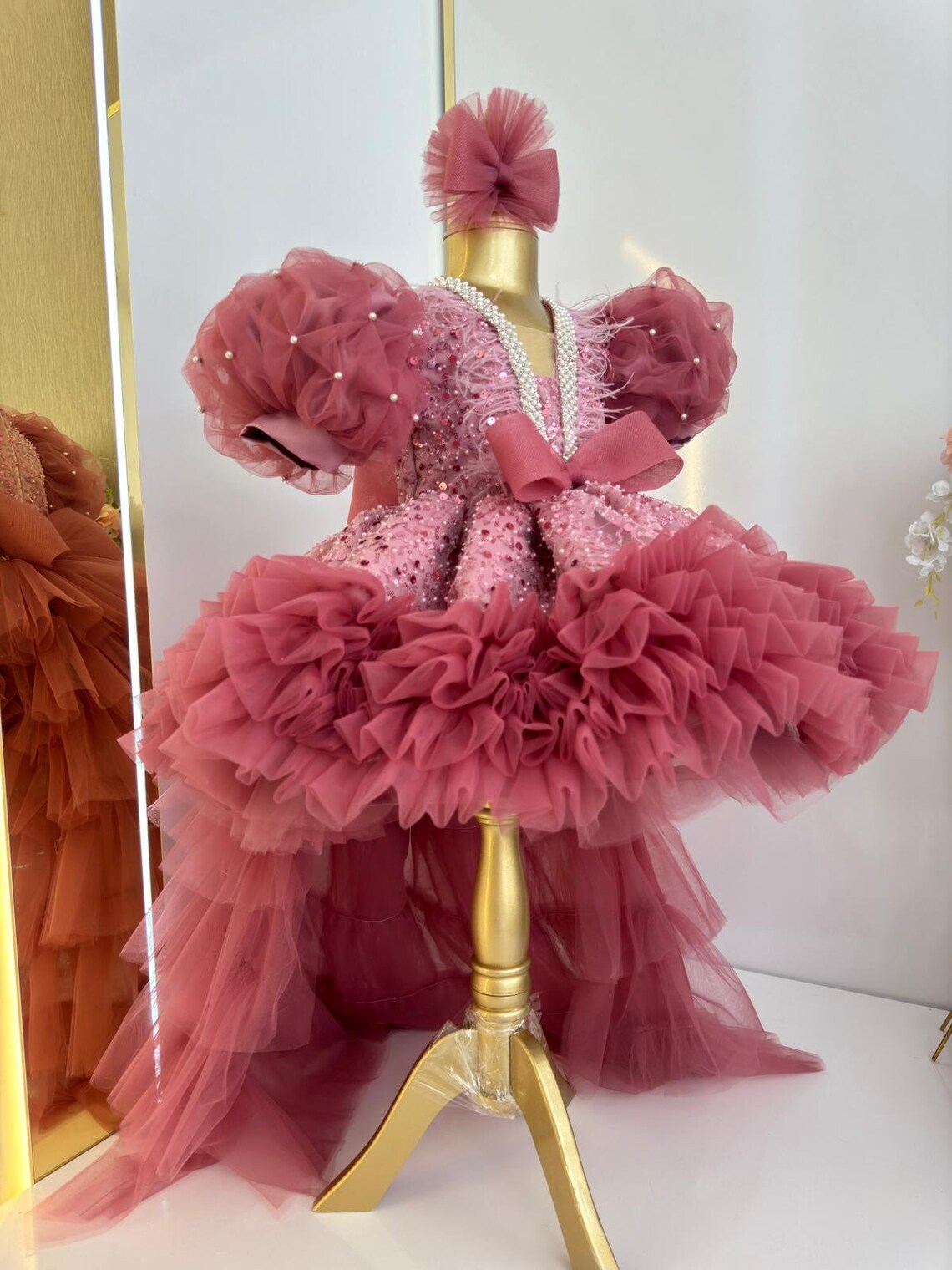 Abito da spettacolo in tulle con piume da principessa rosa polvere per compleanno Abito da ragazza di fiori glitterato Abiti da ballo formali con fiocco per feste con strascico lungo