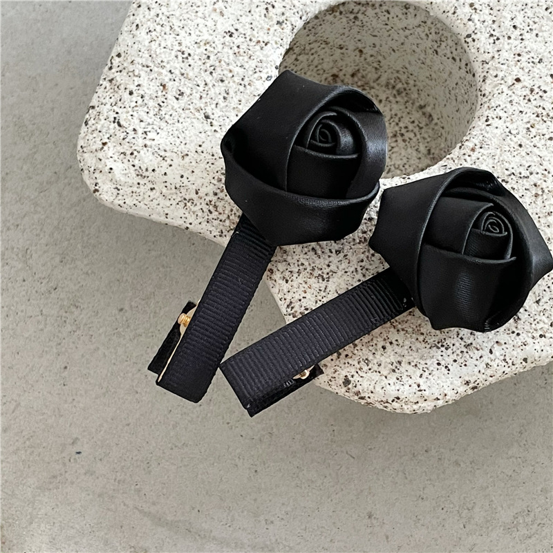 Horquillas con forma de rosa negra para mujer, pinzas para el cabello elegantes de satén, horquillas de tela simples de Color sólido, pasadores laterales para el cabello a la moda, 2 uds.