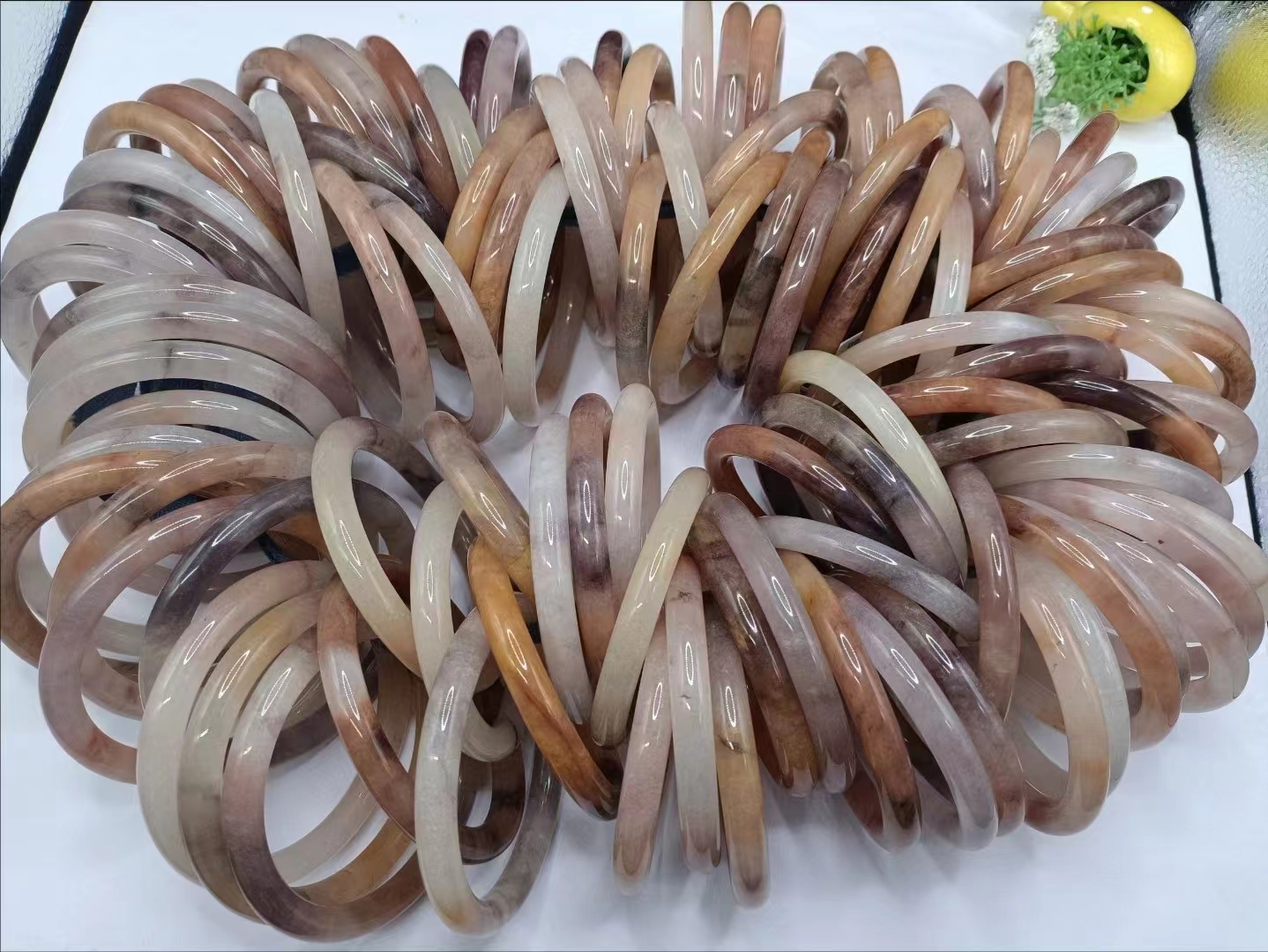 Hetian กำไลข้อมือหินหยกไหมสีทองสีม่วงธรรมชาติเพื่อความงามเครื่องประดับอัญมณีสำหรับผู้หญิงหรูหรามีเสน่ห์