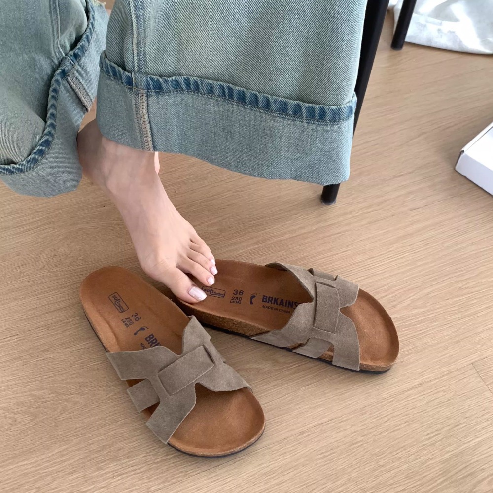 รองเท้าแตะแบบสวมพื้นนิ่มสไตล์วินเทจ ไซส์ใหญ่ รุ่นใหม่สำหรับฤดูร้อน หัวมน หนังกลับแบบเจาะรู รองเท้าส้นแบน