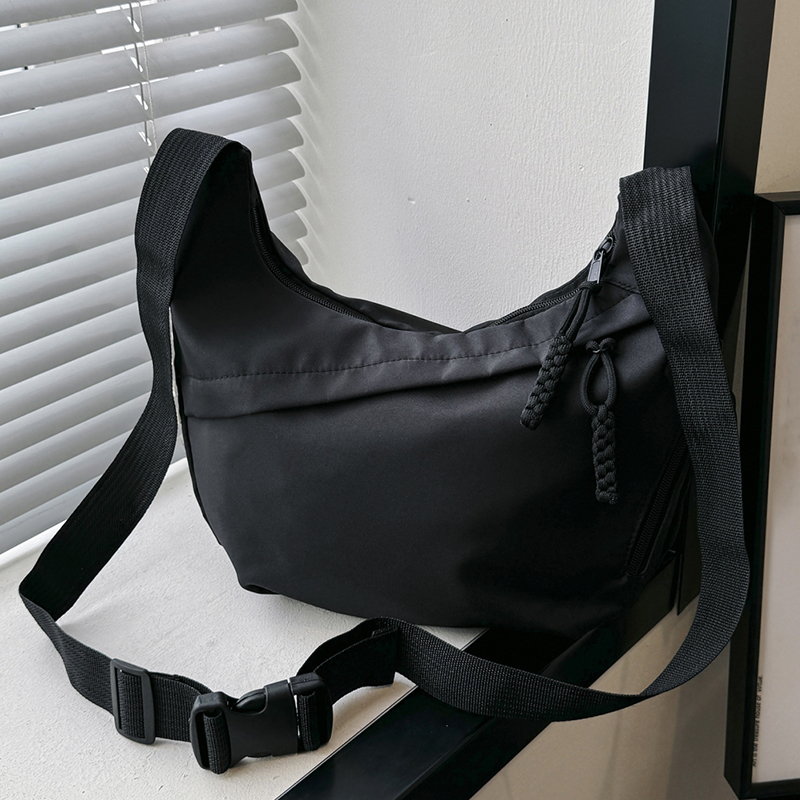 Borsa tote in stile neutro con tracolla per il trasporto di articoli fitness. Nuova mini borsa da strada con tracolla. Leggero e
