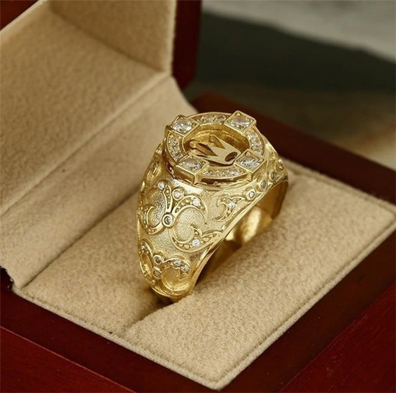 Klassische Gold Farbe Ringe für Männer Gold Farben Intarsien mit Weiß Zirkon Crown Punk Ring Freund Partei Mode Schmuck