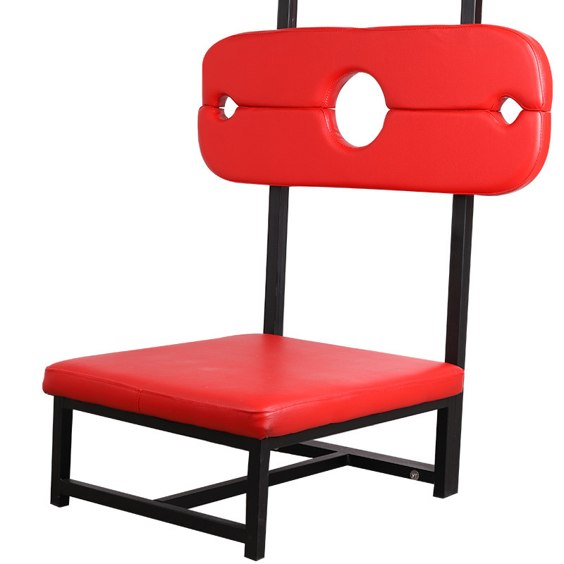 Couple BDSM homme et femme avec accessoires de bondage érotiques, chaise de bondage, aides sexuelles érotiques pour adultes 18+