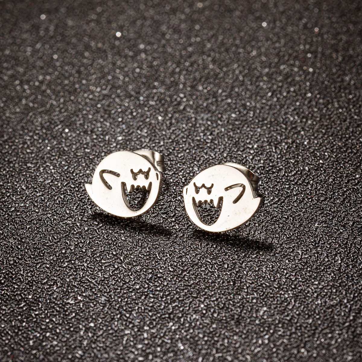 Nette Halloween Cartoon Geist Ohrringe Stud Für Frauen Edelstahl Ohr Piercing Schwarz Ohrringe Minimalistischen Kostenloser Versand