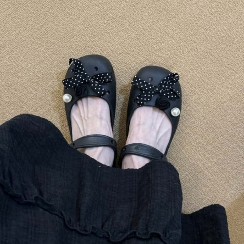 Decorazioni per scarpe con fiocco a pois neri, set di charm per scarpe con perle alla moda, accessori fai da te per scarpe da donna, charm per scarpe da balletto, confezione di charm per scarpe.