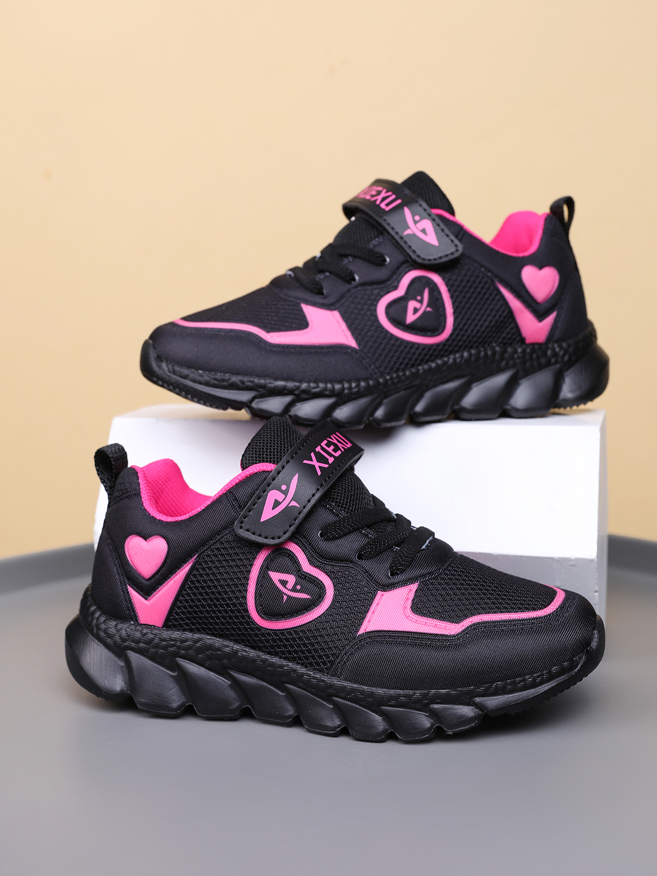 Oddychające buty do biegania na zewnątrz z siateczki dla modnych dziewcząt, idealne do codziennego noszenia i dojazdów do pracy.