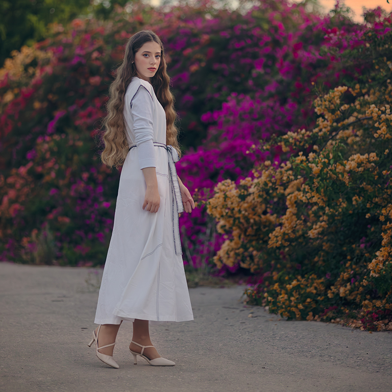 Robe longue blanche pour femme avec décoration contrastée et coutures spéciales, sans manches, en coton et lin, avec ceinture à la taille