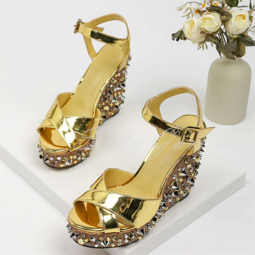 Goldene Nieten-Dekor Keilabsatz-Sandalen für Damen, Sexy Offene Zehenpartie, Kreuzriemen, Höhenerhöhende Trendige Schnallenverschluss-Laufstegschuhe