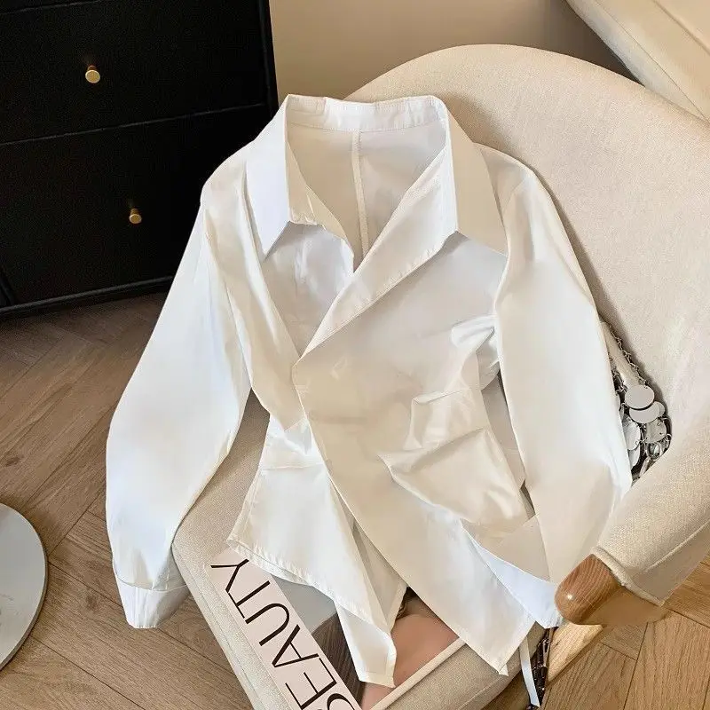 Unregelmäßiges Langarm-Revershemd des Designers für Damen, Taillenbetontes weißes Basic-Top im minimalistischen Stil für Damenhemd
