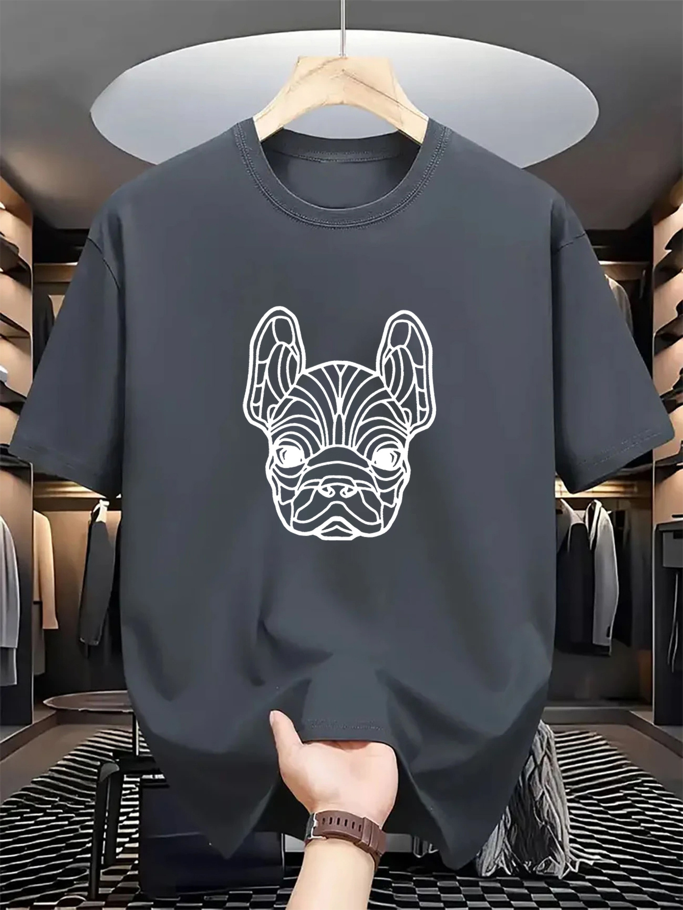 T-shirt da uomo a maniche corte con scollo rotondo, realizzata con una miscela di tessuti morbidi e confortevoli, di alta qualità.