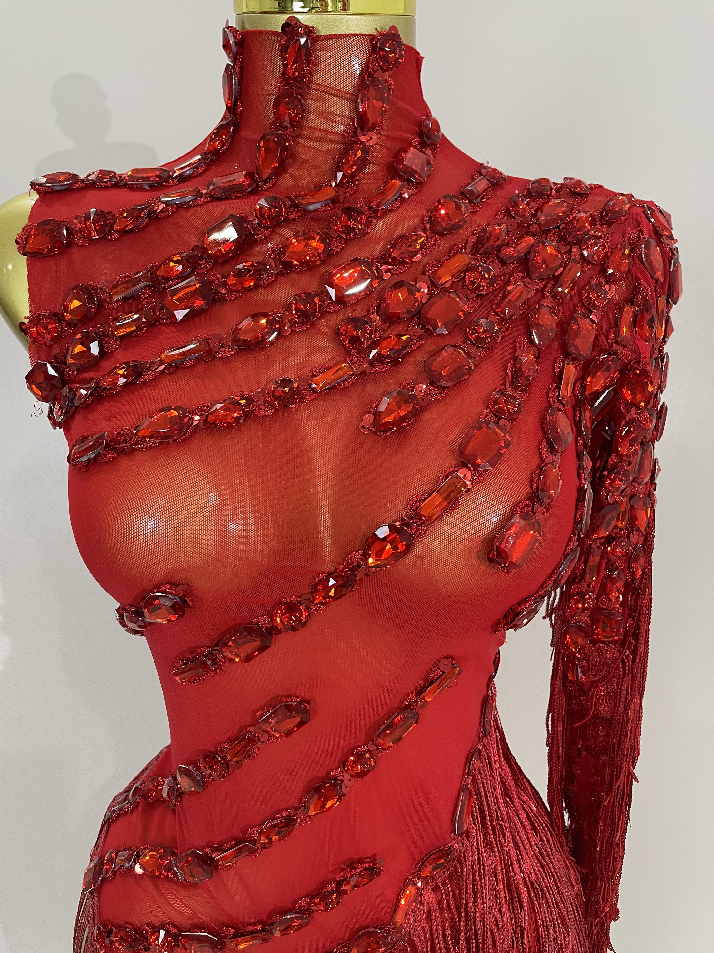 Nuevo traje de escenario con borlas de diamantes de imitación brillantes, vestido transparente Sexy para mujer, trajes de fiesta para club nocturno y barras de baile latino con un hombro