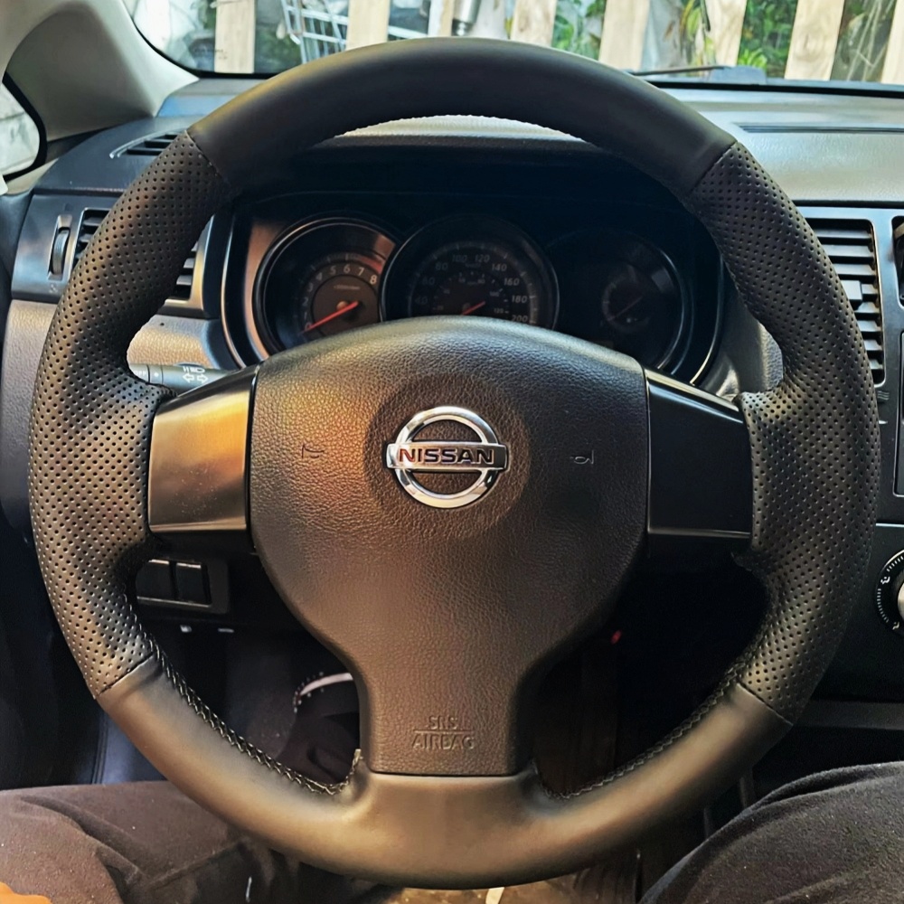 Housse de volant de voiture antidérapante en cuir microfibre, couture à la main, accessoires personnalisés pour vieux Nissan Tiida Livina Sylphy