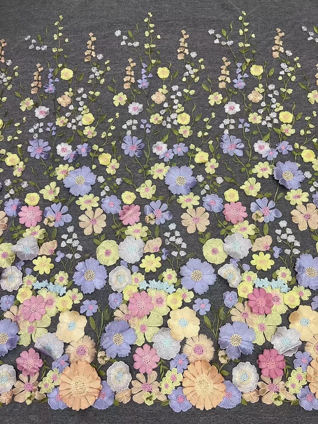 Kleurrijke 3D-bloemkantstof, doe-het-zelf trouwjurk, luxe, nieuwste, breedte 130 cm, hot selling op maat gesneden