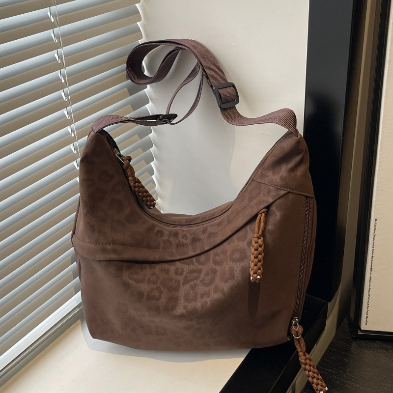 Damska torba crossbody w panterkę, duża pojemność, torba hobo na ramię do codziennych dojazdów, na swobodne stylizacje, torba pod pachę.