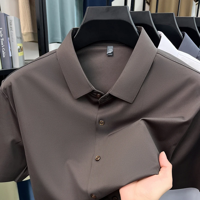 Camicia da uomo a maniche corte in seta ghiaccio blu royal, antipiega, facile da curare, ideale per i viaggi