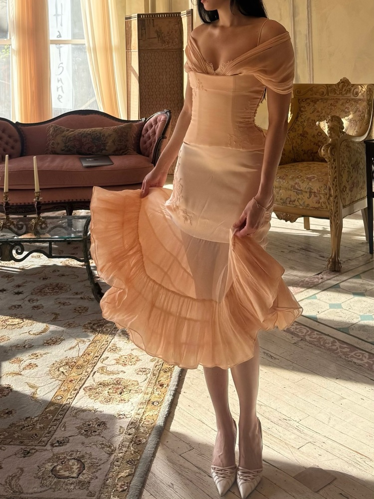 Elegantes Damen-Outfit in Zartrosa: Zweiteiliges Korsett-Set mit Spitzenbesatz, Bustier-Top und Schickem Transparentem Chiffon-Midirock mit Volants, Neues Modell 2026