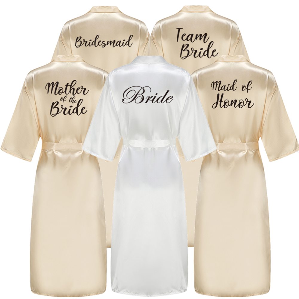 ใหม่เพื่อนเจ้าสาว Robe ตัวอักษรสีดําแม่น้องสาวของเจ้าสาวงานแต่งงานของขวัญยาวเสื้อคลุมอาบน้ําซาตินกิโมโน