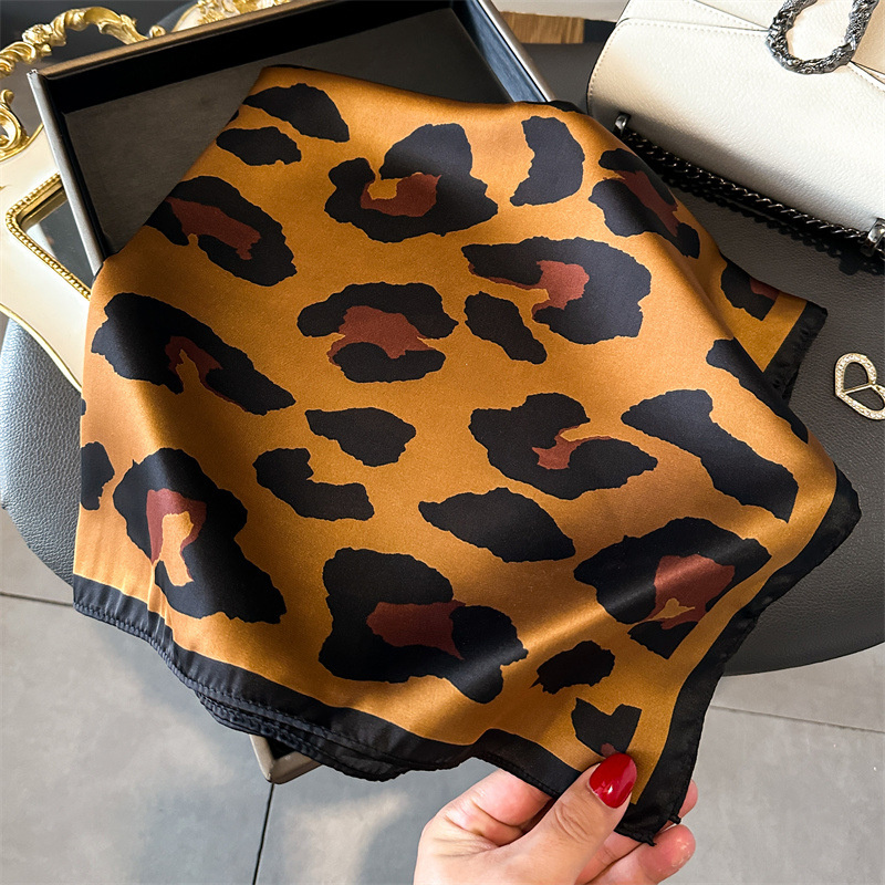 2024 moda nova leopardo impressão lenço quadrado lenços de seda feminino decoração casual pequeno xale marca luxo