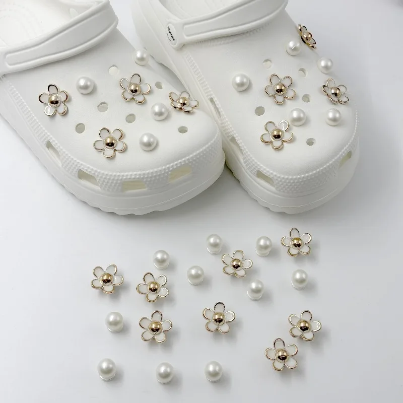Set di perle di margherite carine 3D Accessori per ciondoli per scarpe per sandali scorrevoli Decorazione zoccoli fai da te Perni per fibbia per scarpe Decorazione per scarpe Regali