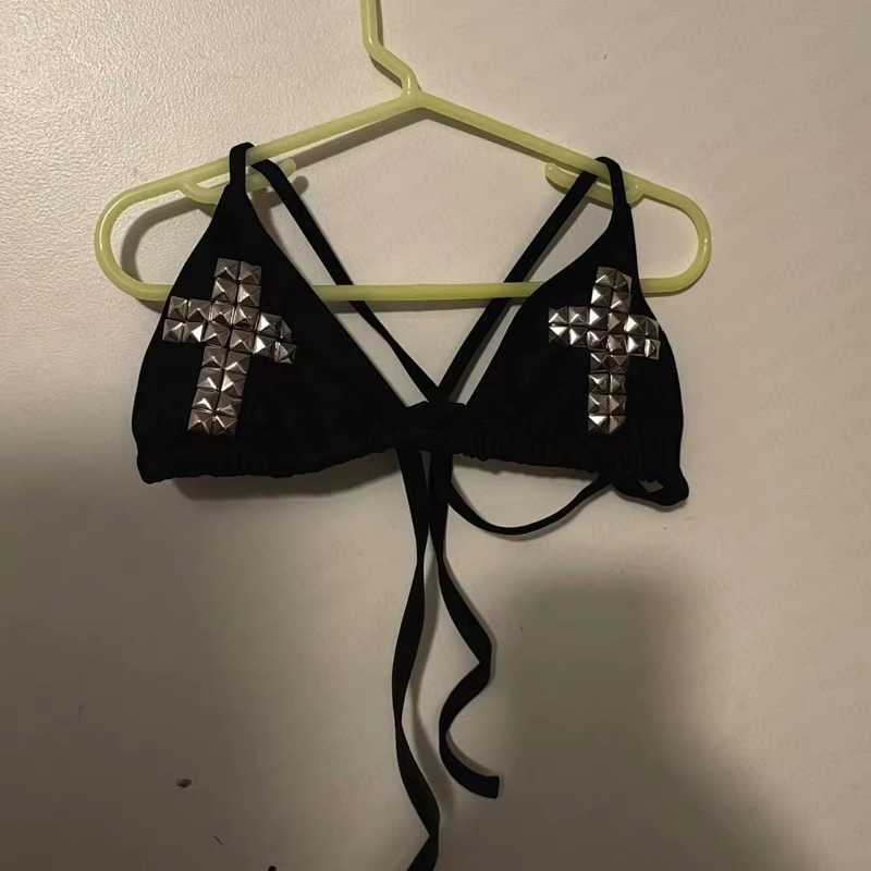 Letni damski top od bikini w stylu gotyckim punk, czarny trójkątny top typu halter, strój kąpielowy z ćwiekami i krzyżowymi detalami, styl Y2K, na imprezę plażową, nowość 2025
