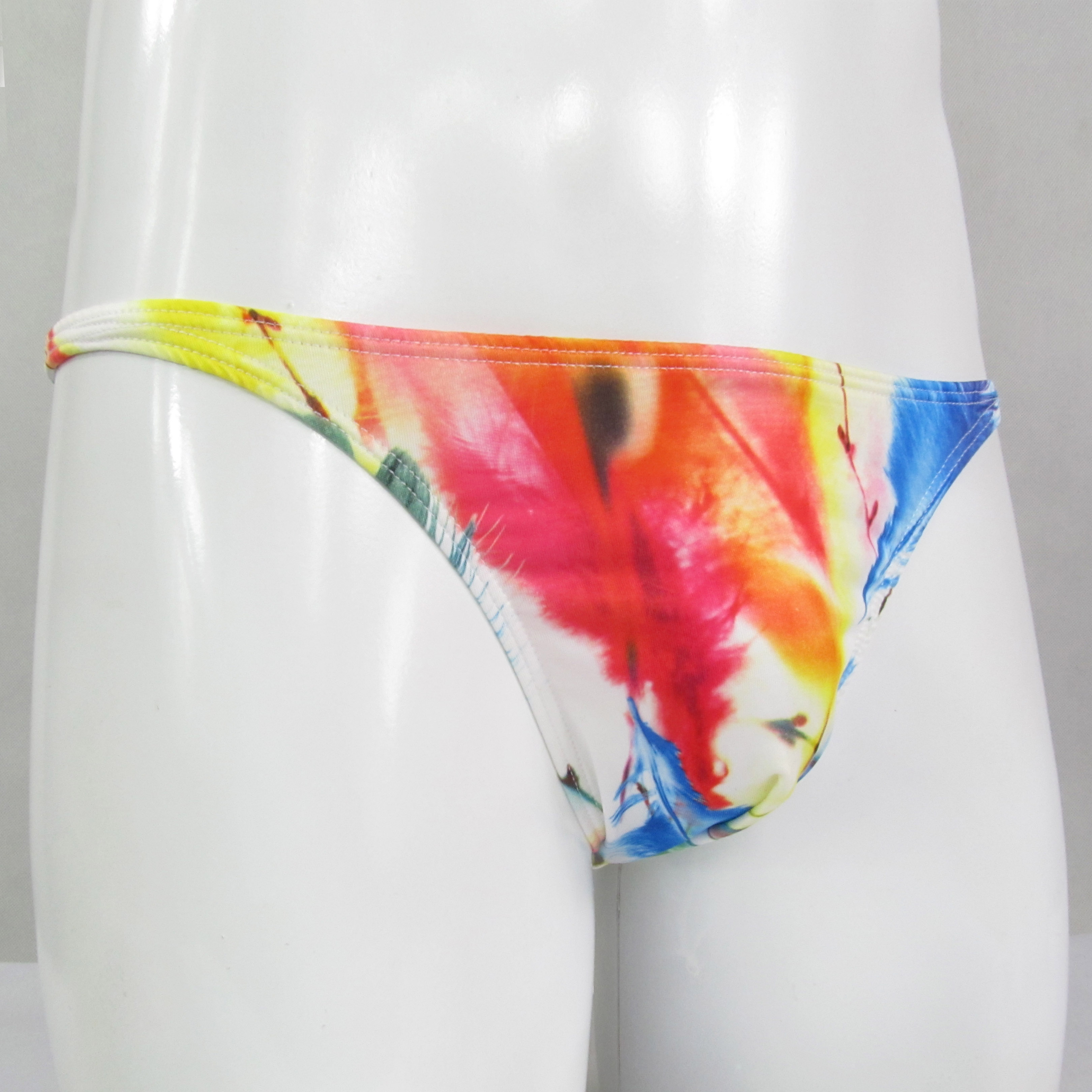 G3774 Męskie bikini typu string z wąską talią, wielokolorowe opcje z nadrukiem piór