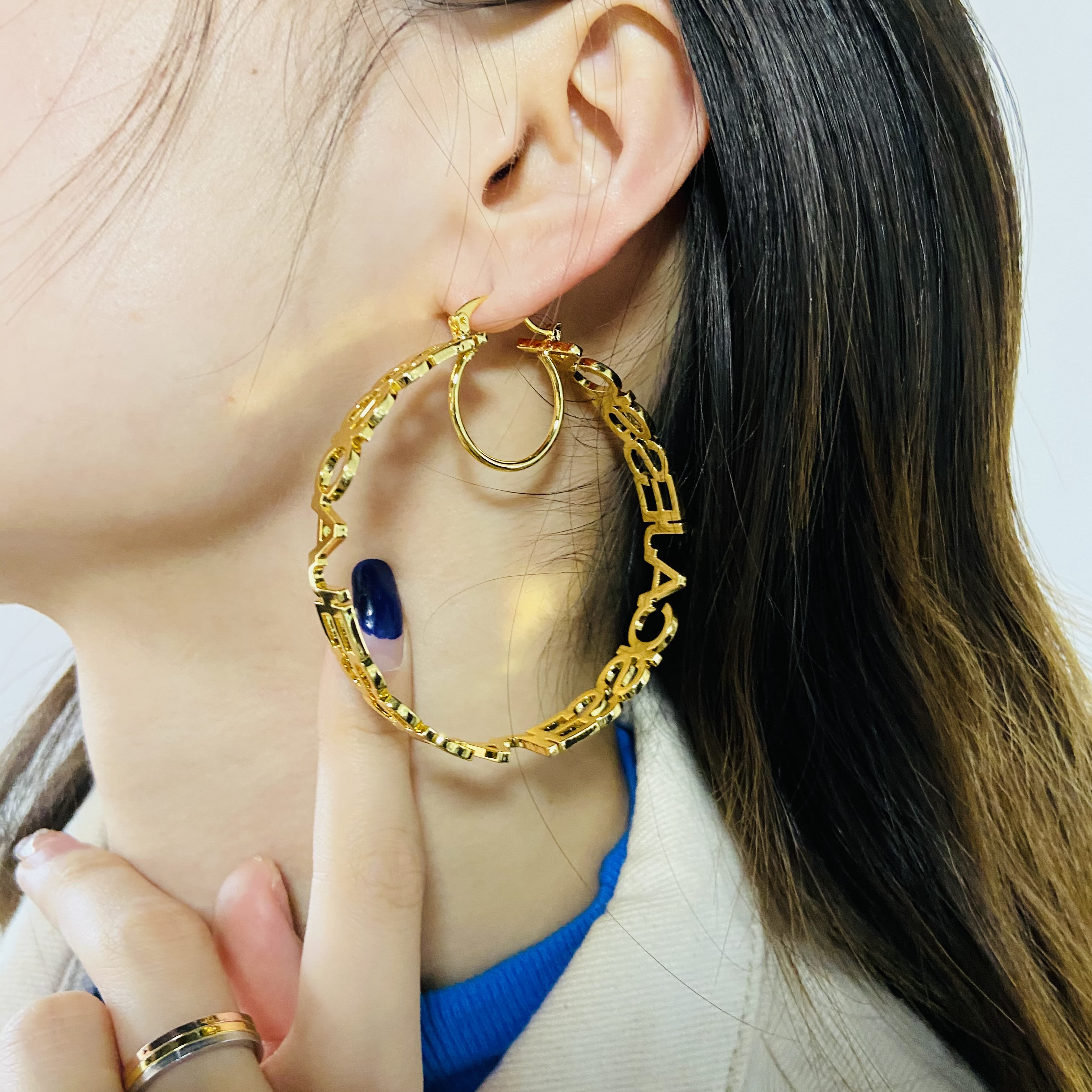 Custom ต่างหูชื่อส่วนบุคคลต่างหู Hoop ชื่อต่างหูสแตนเลสทองเครื่องประดับที่กำหนดเองคริสต์มาสของขวัญ